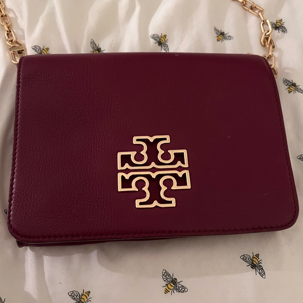 Tory Burch Burgundy leather crossbody. Gold hardware. Removable strap.